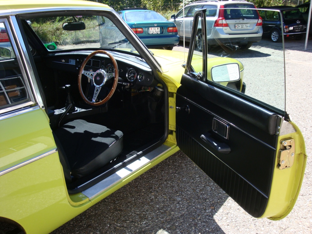MG B GT V8 gelb