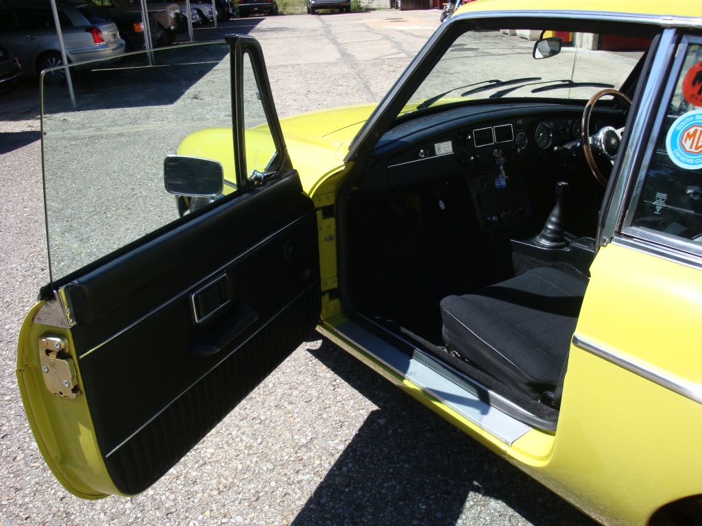 MG B GT V8 gelb