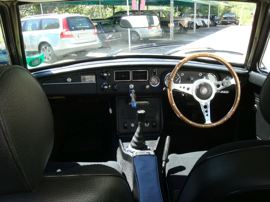 MG B GT V8 gelb