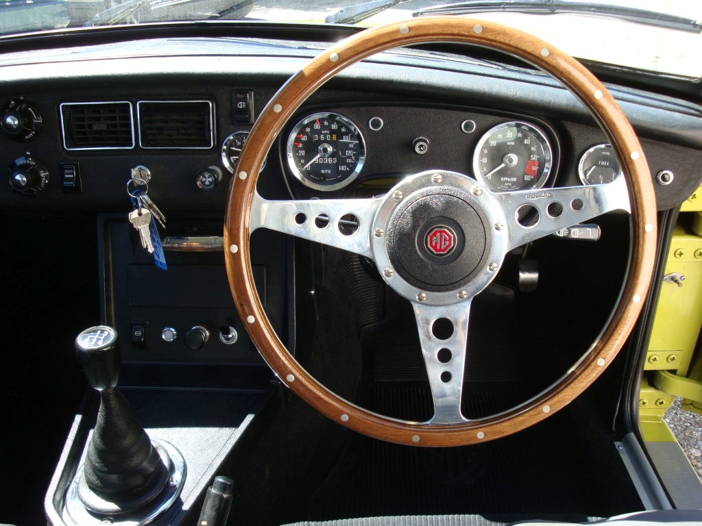 MG B GT V8 gelb