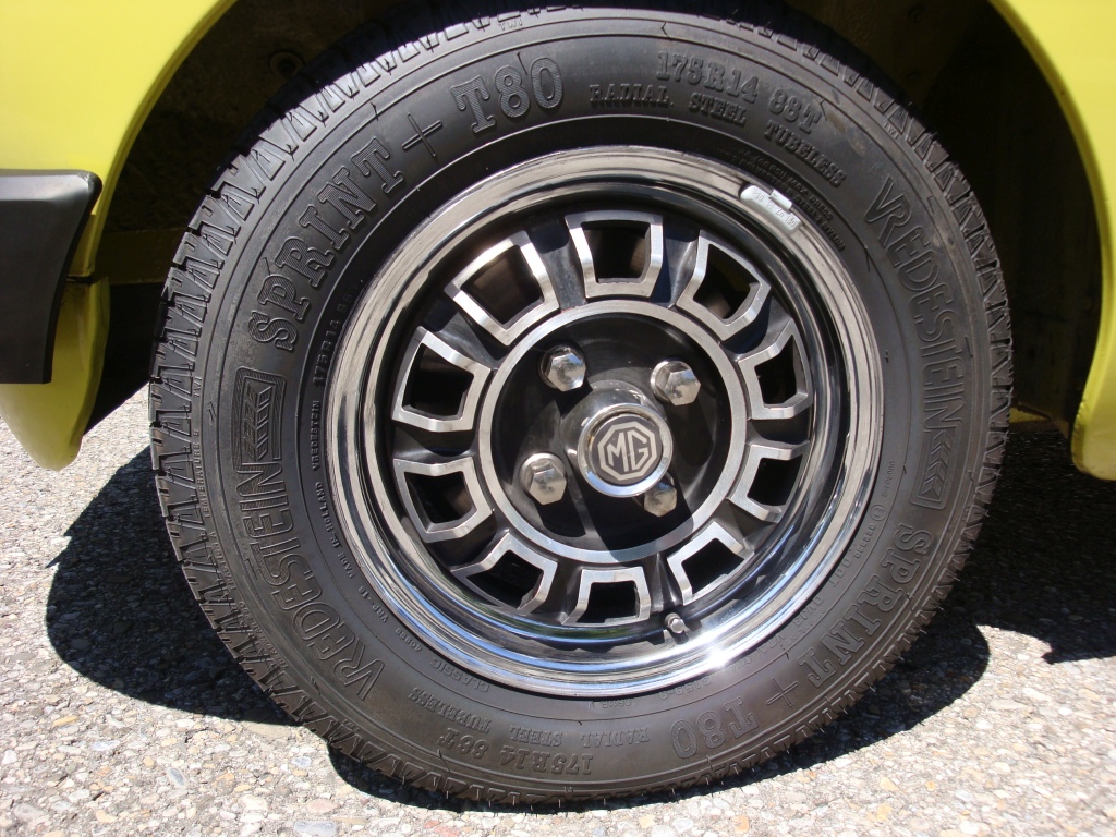 MG B GT V8 gelb